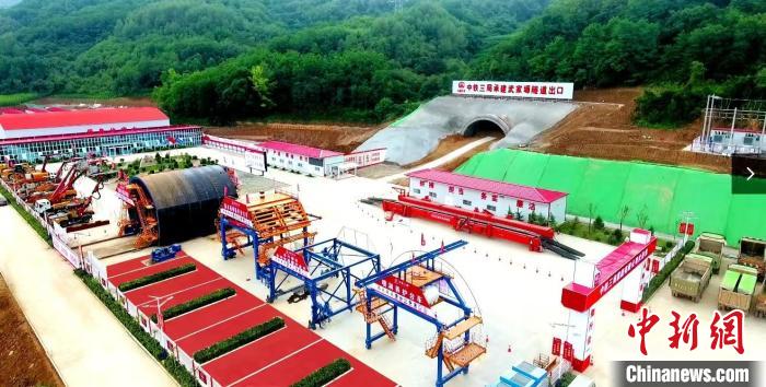 西延高铁控制性工程武家塬隧道全隧贯通