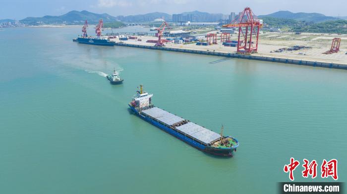 福建平潭边检站高效行动 外籍货船“江海达”快速脱困再启航