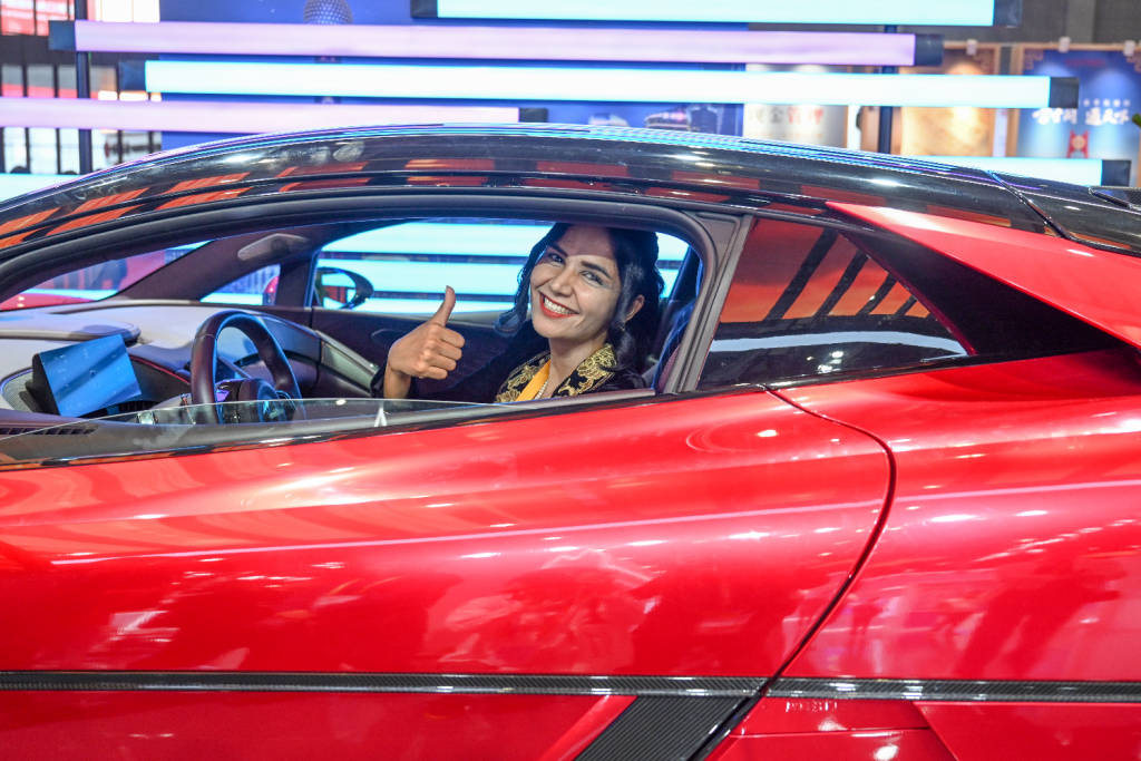 进博直击｜中国馆展示570件展品，众多前沿科技展品吸睛